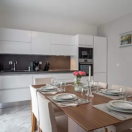 Solis Apartment Split